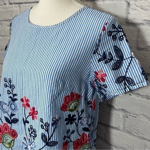 Emery Rose Pinstripe Embroidered Short Sleeve Top Size Extra Small - Picture 4 of 13